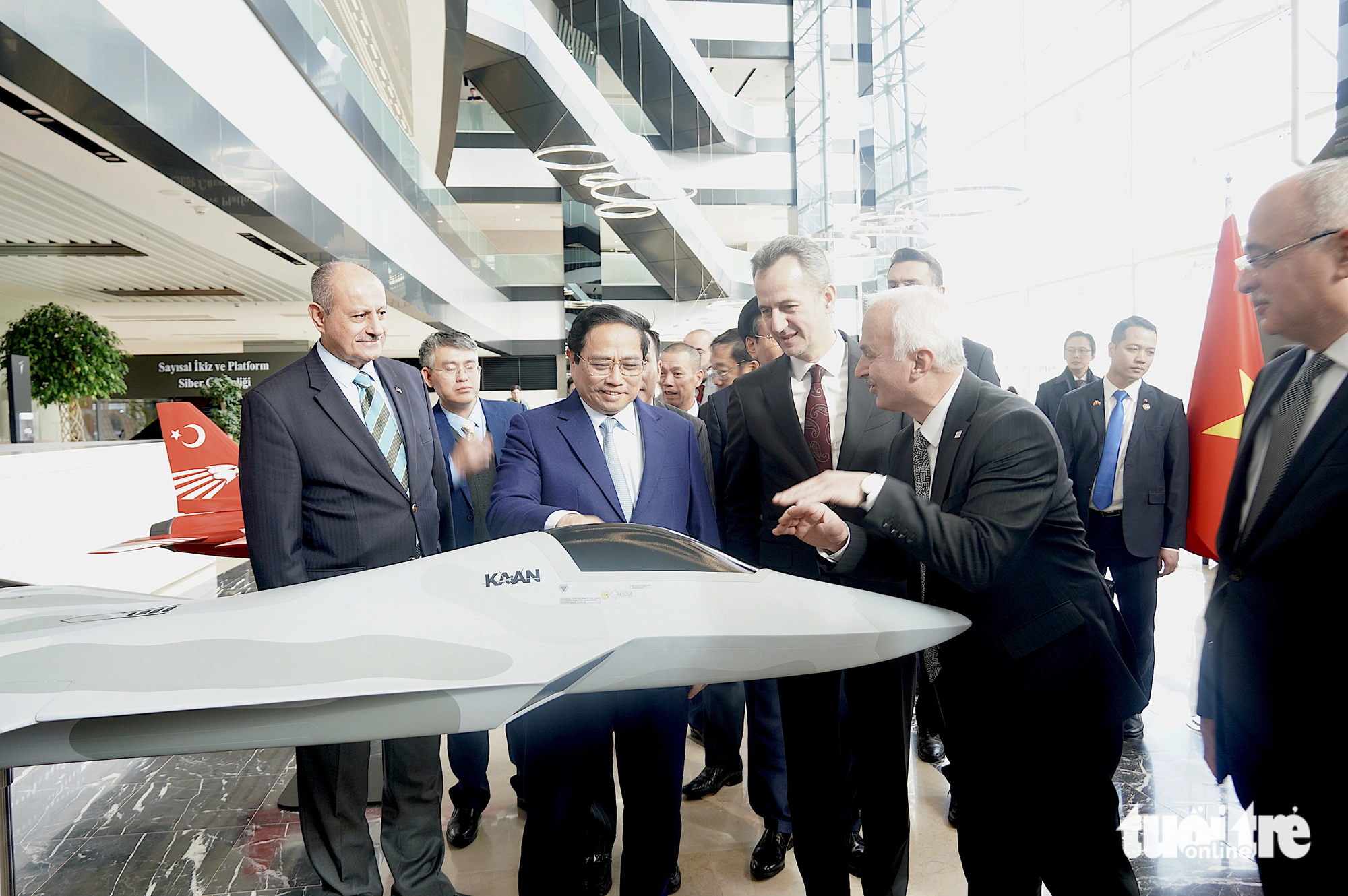 Vietnamese Prime Minister Pham Minh Chinh inspects an aircraft miniature displayed at Turkish Aerospace Industries,Turkey, November 30, 2023. Photo: Ngoc An / Tuoi Tre