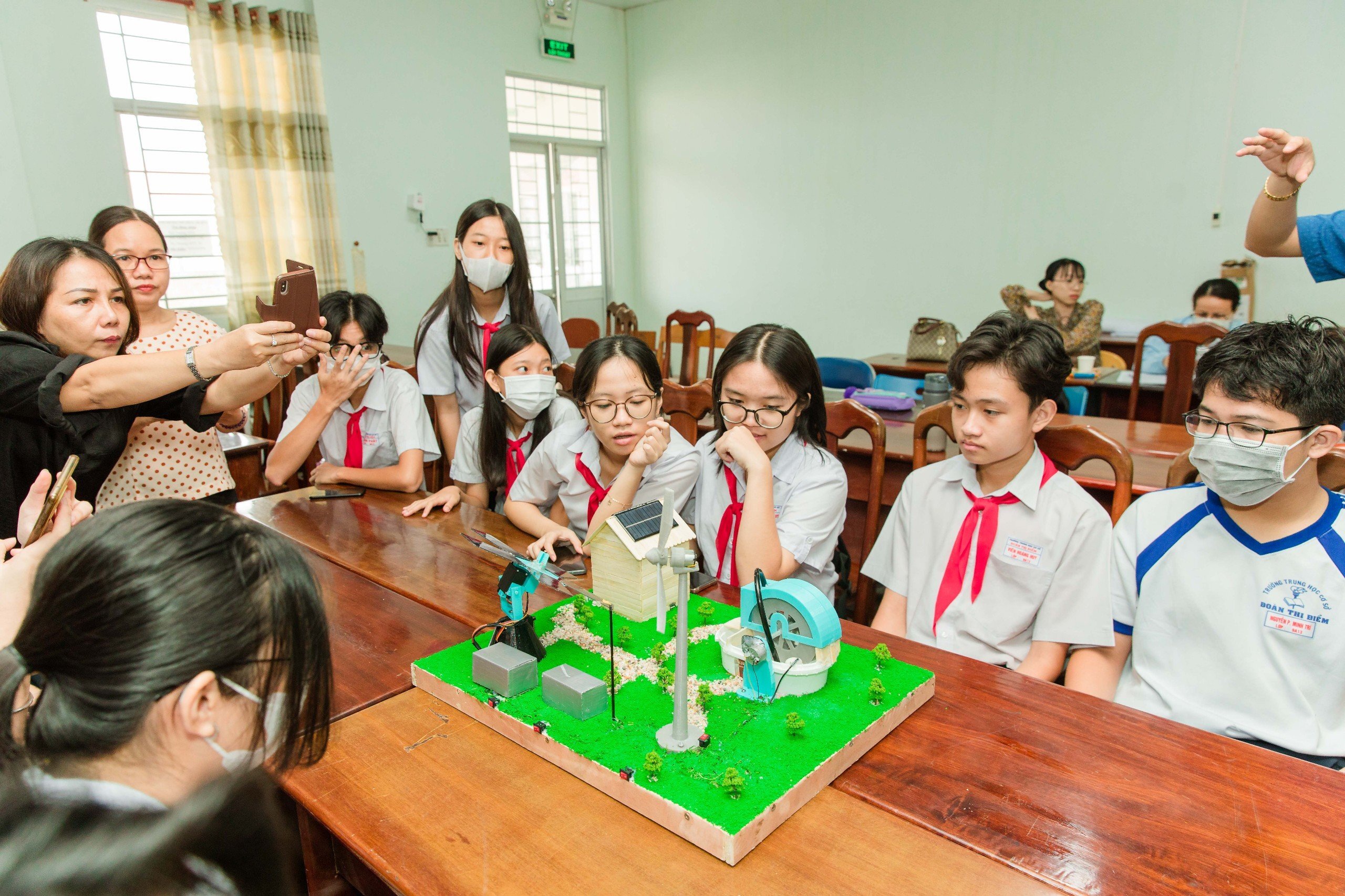 UK government scholarship recipients train Vietnamese students in clean energy