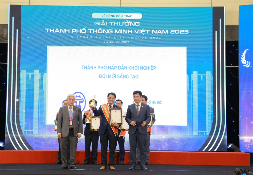 Director of the Hanoi Department of Information and Communications Nguyen Viet Hung represents Hanoi to receive an award at the Vietnam Smart City Awards 2023. Photo: Supplied