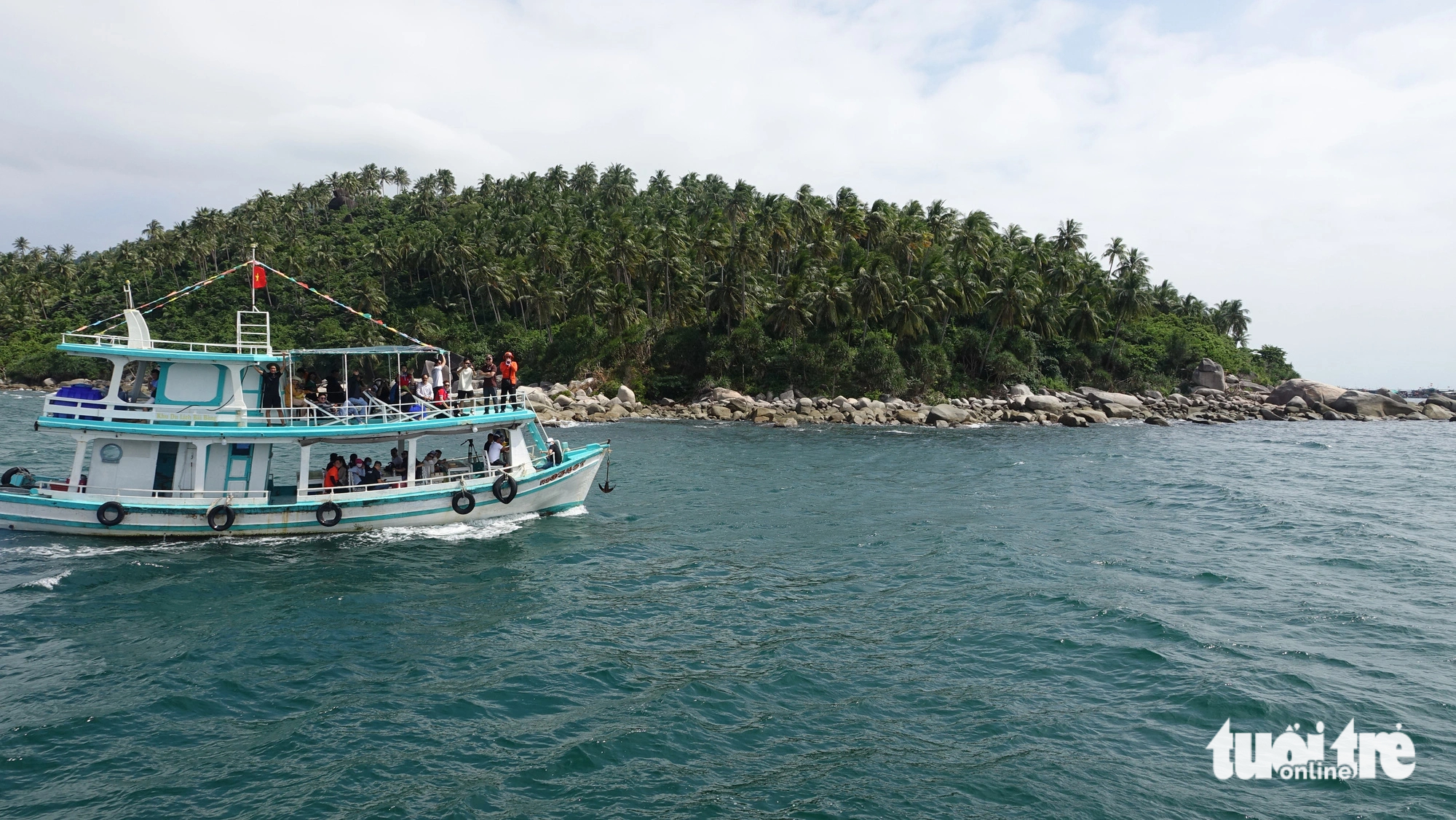 Tourists take a boat tour to explore Hon Son Island, off Kien Hai District, Kien Giang Province, southern Vietnam. Photo: Chi Cong / Tuoi Tre