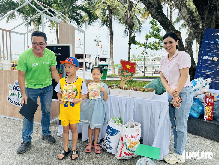 Residents exchange household waste for children's books in Phu Quoc Island City off Kien Giang Province in southern Vietnam. Photo: C.Cong / Tuoi Tre