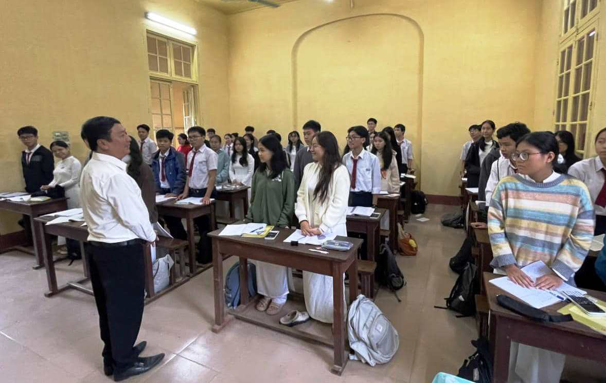 Le Trieu Son visits every classroom on the first day of his new role as the principal at Hai Ba Trung High School in Thua Thien-Hue Province, central Vietnam, December 1, 2023. Photo: Anh Thu / Tuoi Tre