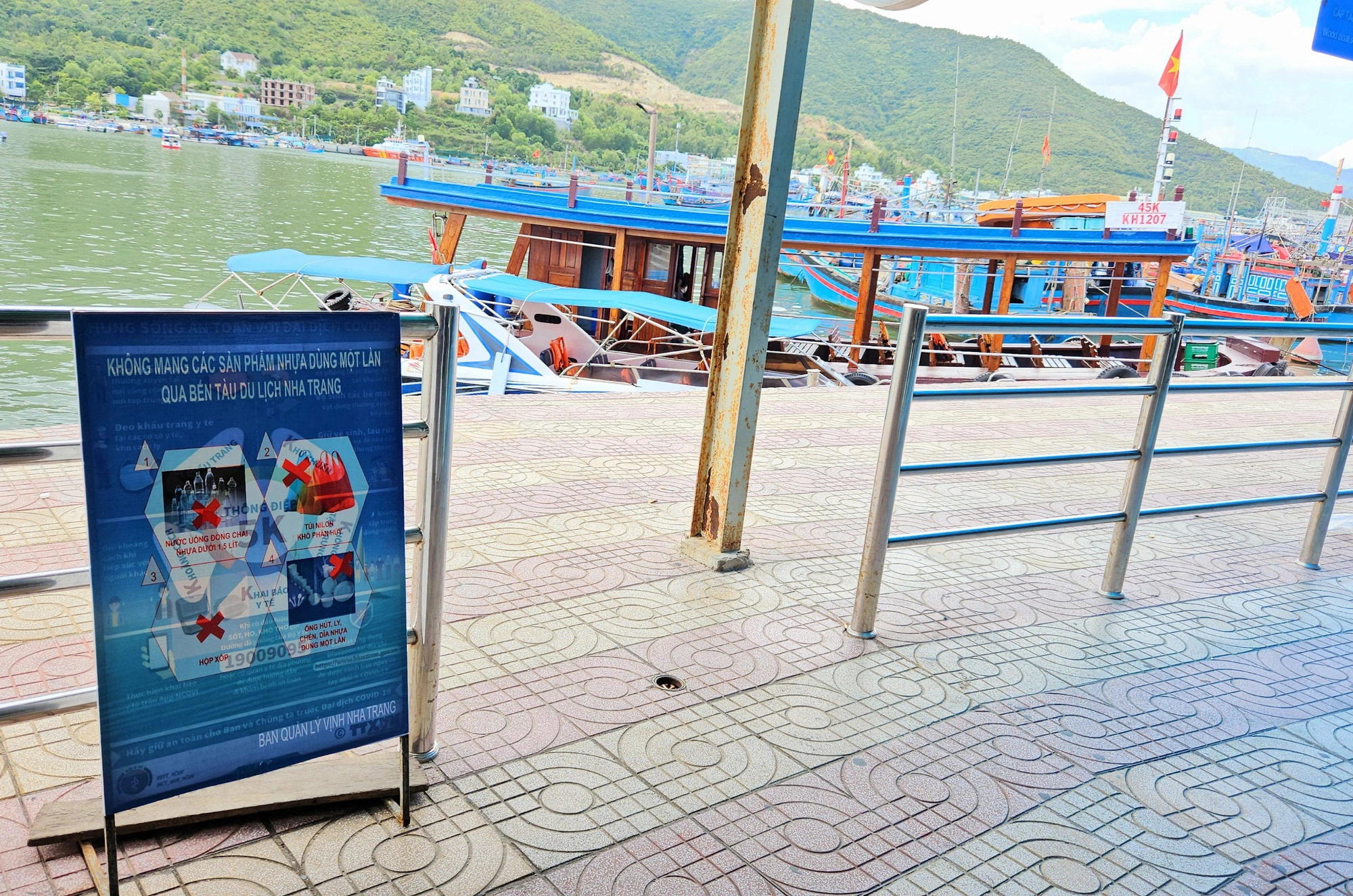 Visitors are not allowed to take single-use plastic items along with them during trips to islands in Nha Trang City, Khanh Hoa Province, south-central Vietnam. Photo: Minh Chien / Tuoi Tre