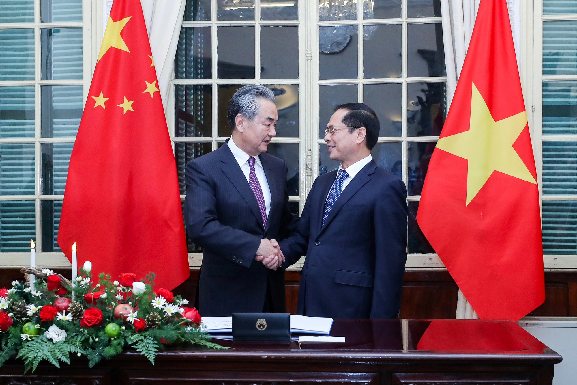 Vietnamese Minister of Foreign Affairs Bui Thanh Son receives his Chinese counterpart Wang Yi, Hanoi, December 1, 2023. Photo: Phong Son / Tuoi Tre
