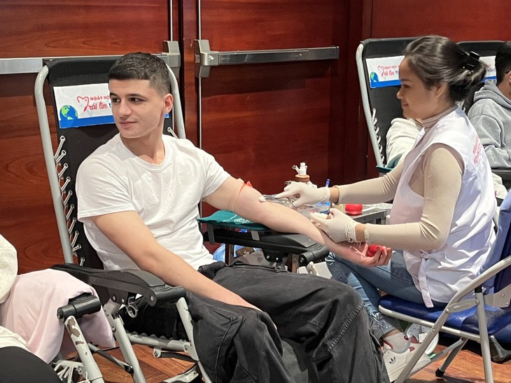 German student admires young Vietnamese for ‘hobby’ of donating blood