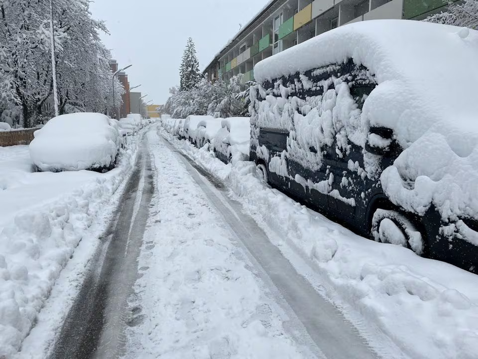 Snow covered vehicles are parked in the streets after heavy snowfall hit Bavaria and its capital Munich, Germany, December 2, 2023. The German Bundesliga soccer match FC Bayern Munich v 1. FC Union Berlin had to be cancelled, trains halted and the airport closed because of the weather condition. Photo: Reuters