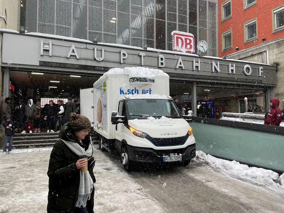 People walk outside the main train station Hauptbahnhof after heavy snowfall hit Bavaria and its capital Munich, Germany, December 2, 2023. The German Bundesliga soccer match FC Bayern Munich v 1. FC Union Berlin had to be cancelled, trains halted and the airport closed because of the weather condition. Photo: Reuters
