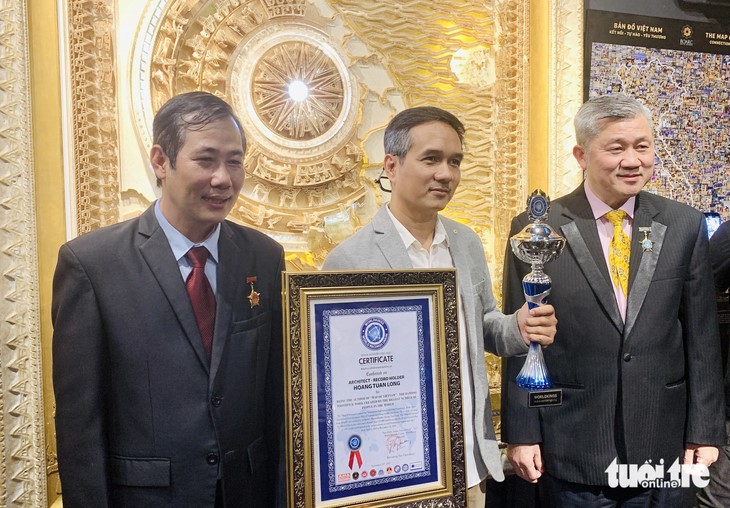 Vietnam map made of bamboo toothpicks sets world record