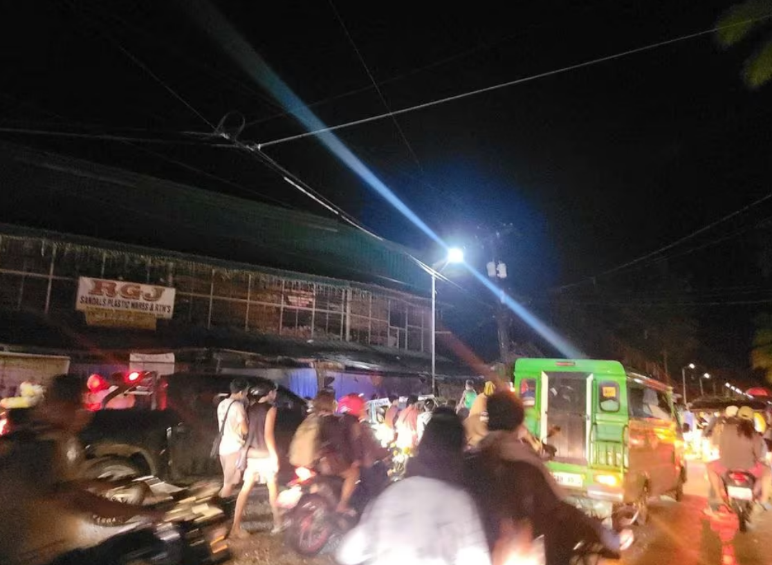 People evacuate following an earthquake, in Hinatuan, Surigao del Sur, Philippines December 2, 2023. Photo: Reuters