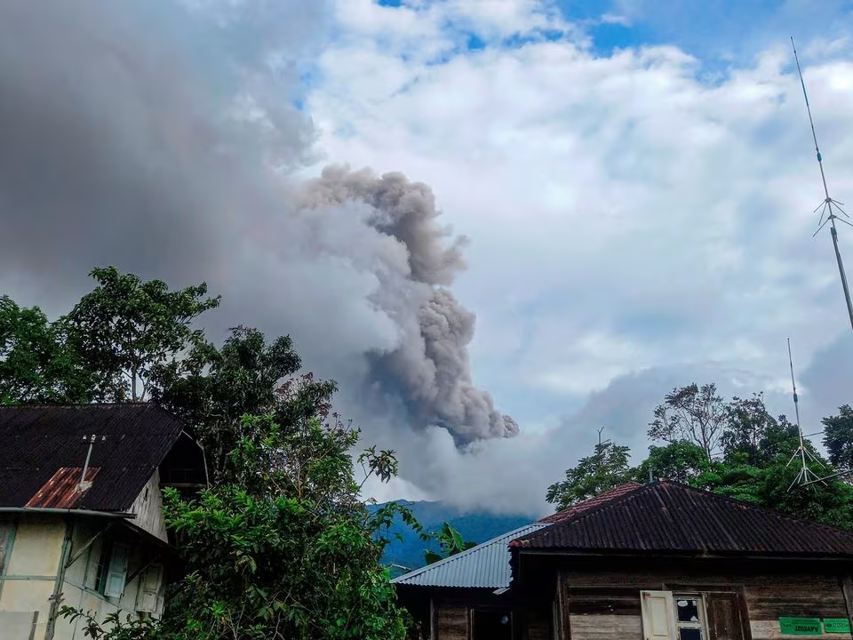 Mount Marapi volcano spews volcanic ash as seen from Nagari Sungai Pua, in Agam, West Sumatra province, Indonesia, December 3, 2023. Photo: Reuters