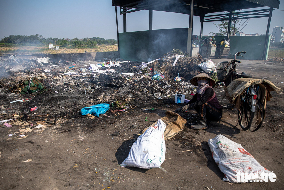 Garbage is burned at an unlicensed site in Dan Phuong District, Hanoi. Photo: Danh Khang / Tuoi Tre