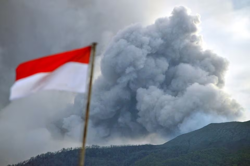 Mount Marapi volcano spews volcanic ash as seen from Nagari Batu Palano in Agam, West Sumatra province, Indonesia, December 4, 2023. Photo: Reuters