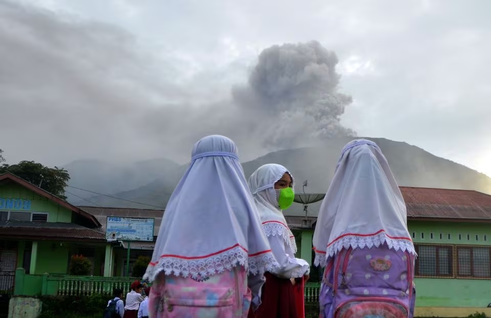 Students are seen at school as Mount Marapi volcano spews volcanic ash as seen from Nagari Batu Palano in Agam, West Sumatra province, Indonesia, December 4, 2023. Photo: Reuters