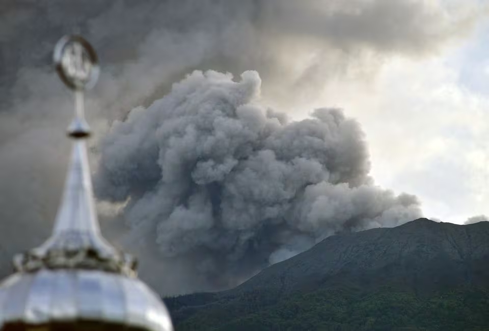 Mount Marapi volcano spews volcanic ash as seen from Nagari Batu Palano in Agam, West Sumatra province, Indonesia, December 4, 2023. Photo: Reuters