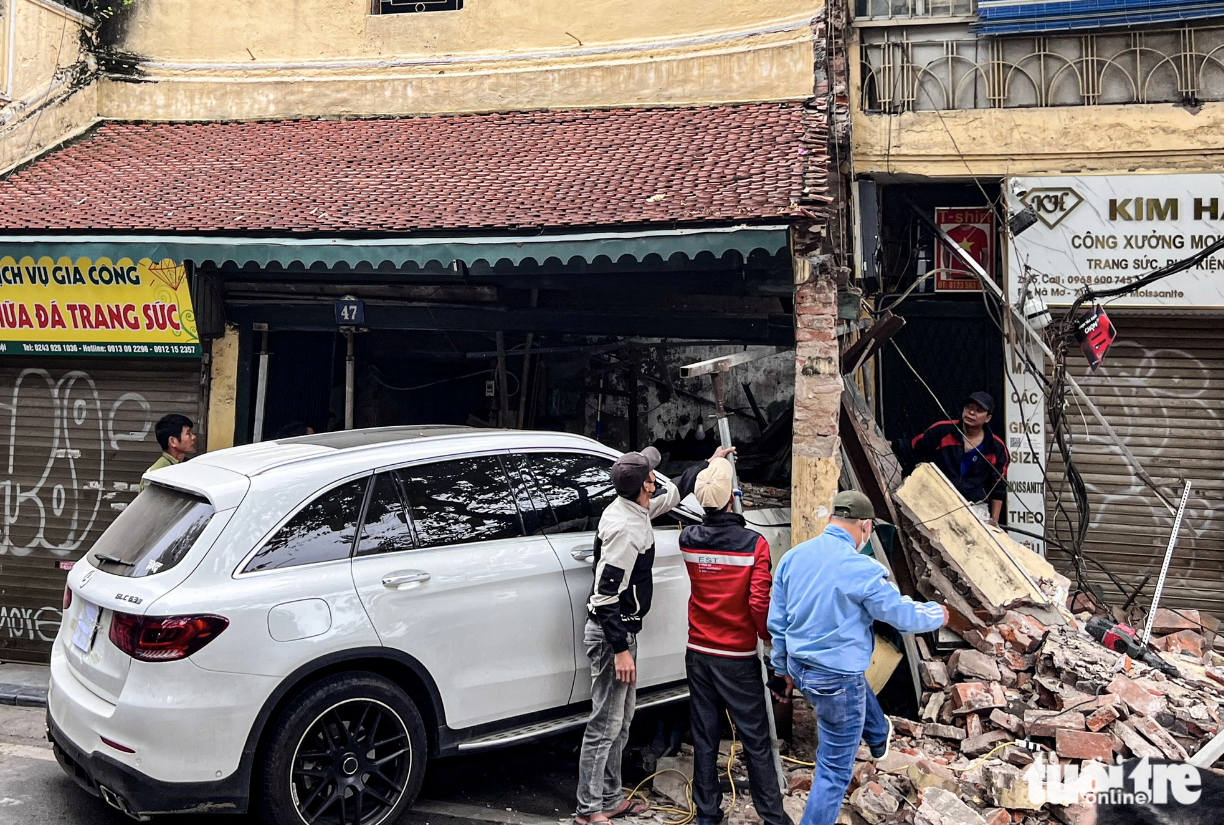 House in Hanoi’s Old Quarter partially collapses following car crash