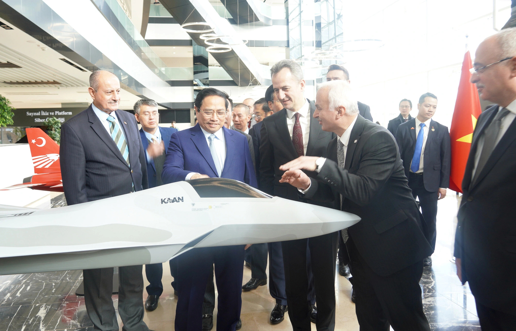Vietnamese Prime Minister Pham Minh Chinh inspects an aircraft miniature displayed at Turkish Aerospace Industries in Turkey, November 30, 2023. Photo: Ngoc An / Tuoi Tre