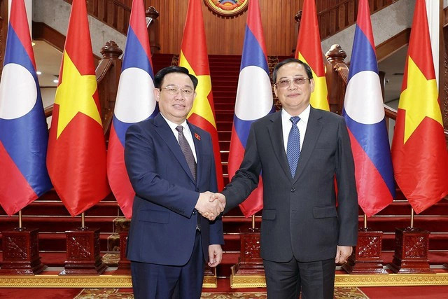 Vietnamese National Assembly Chairman Vuong Dinh Hue (L) shakes hands with Lao Prime Minister Sonexay Siphandone during their meeting in Vientiane, December 4, 2023. Photo: Vietnam News Agency
