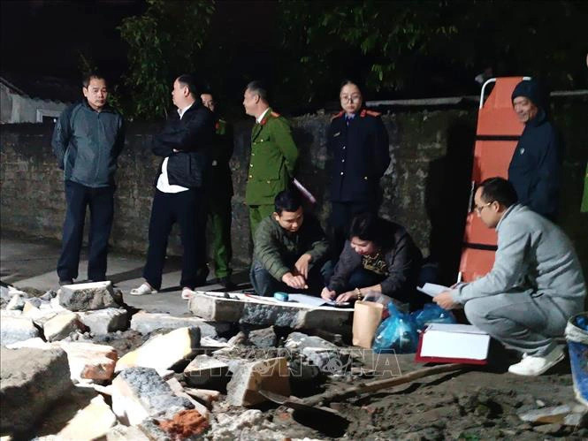 Police officers and relevant units are inspecting the scene of the fatal fencing wall collapse.  Photo: Vietnam News Agency