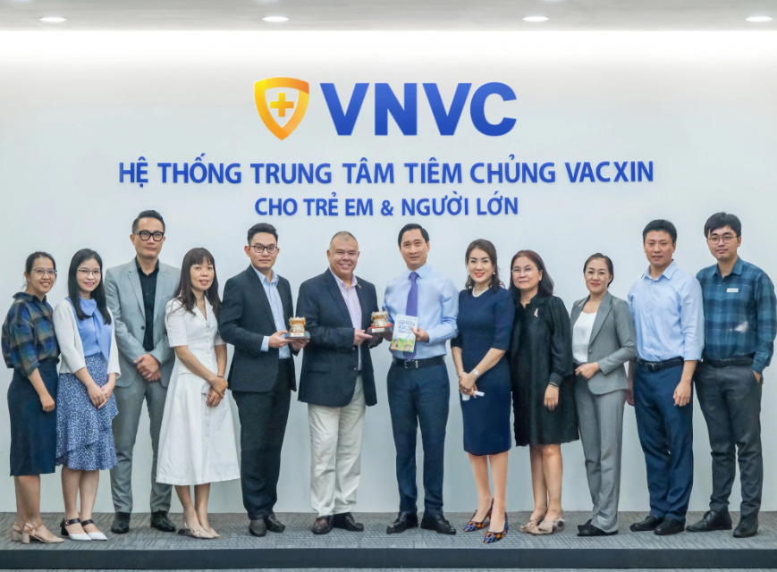 Professor Jonathan Van Tam (C) visits Vietnam Vaccine JSC (VNVC). Photo: Phong Lan / Tuoi Tre