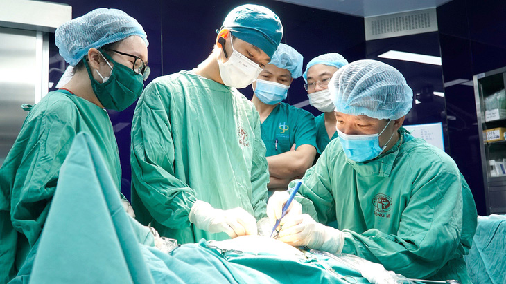 Vietnam’s special laparoscopic surgery technique draws foreign patient