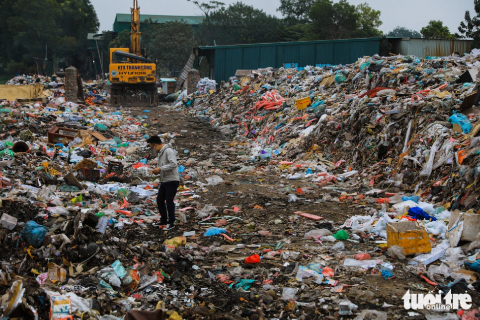 Uncollected trash piles up at a waste pickup site in Huu Bang Commune, Thach That District, Hanoi. Photo: Danh Khang / Tuoi Tre