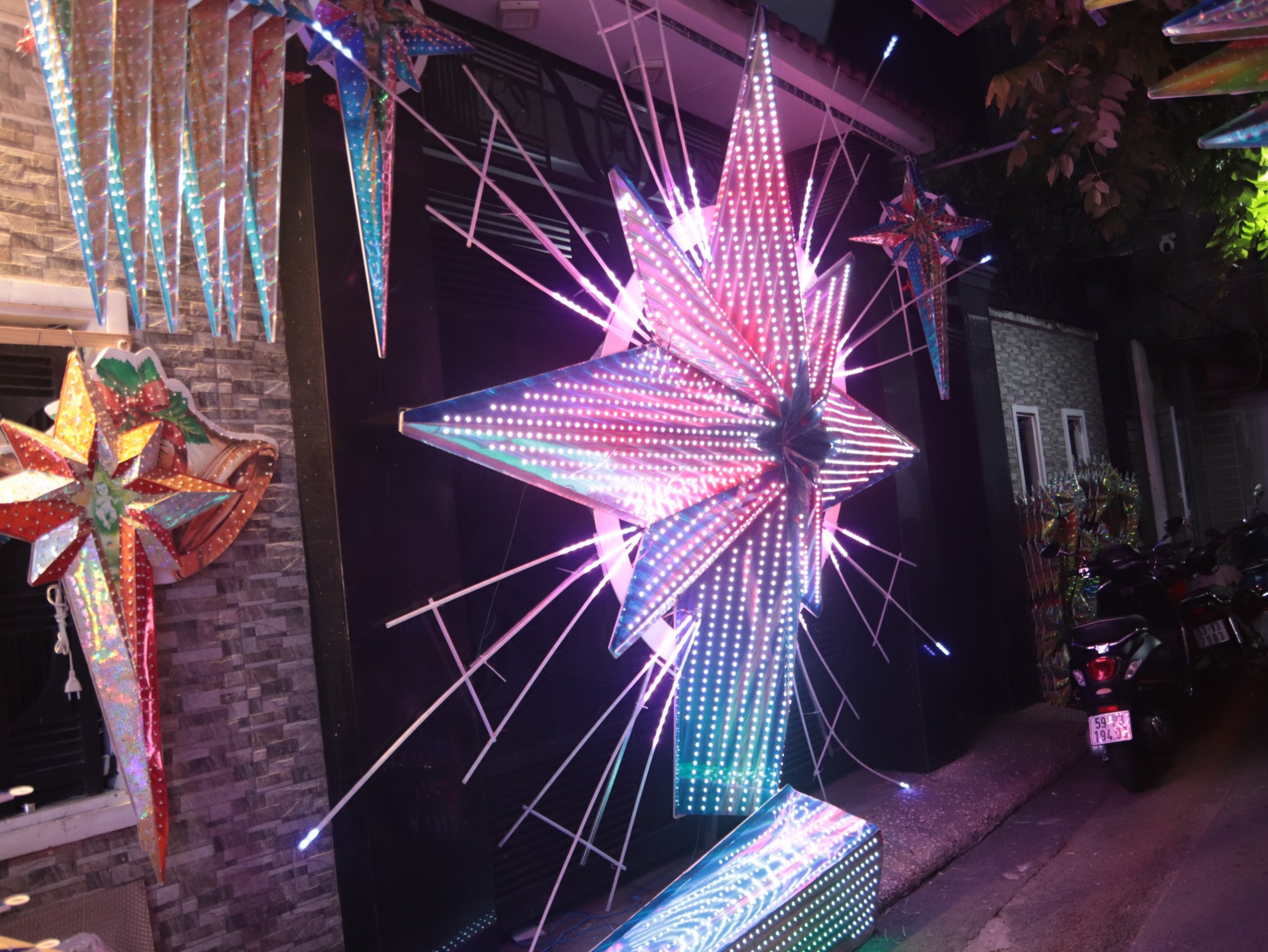An 8-meter Christmas star fetches up to VND50 million ($2,060.07). This type of design is usually used by churches, restaurants, and bookstores. Photo: Minh Chau / Tuoi Tre News