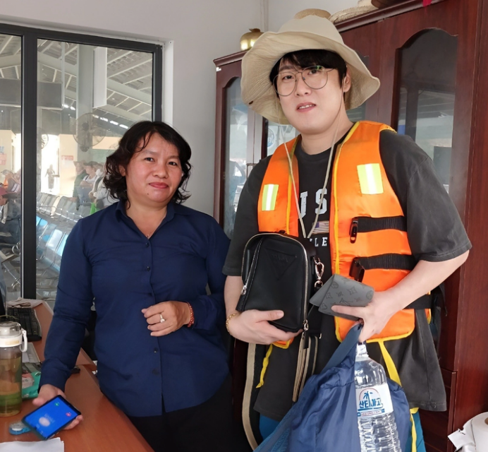 Honesty is the best policy: Pier worker returns lost handbag to S.Korean tourist in Nha Trang