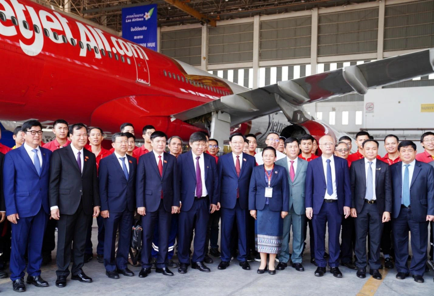Top Vietnamese legislator visits Vietjet aircraft maintenance hangar in Laos