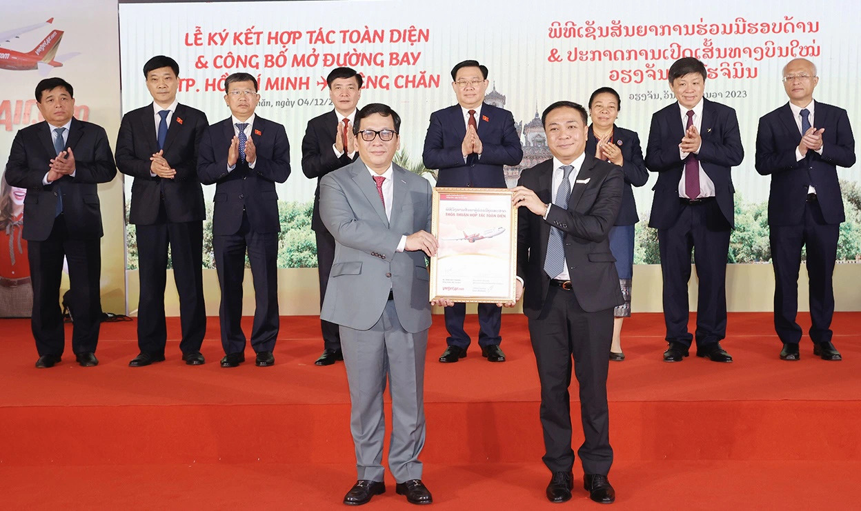 Vietjet CEO Dinh Viet Phuong (first row, L) and Lao Airlines’ managing director Khamla Phommavanh (first row, R) jointly hold a comprehensive partnership agreement between Vietjet and Lao Airlines in Vientiane, Laos, December 4, 2023. Photo: Tuoi Tre