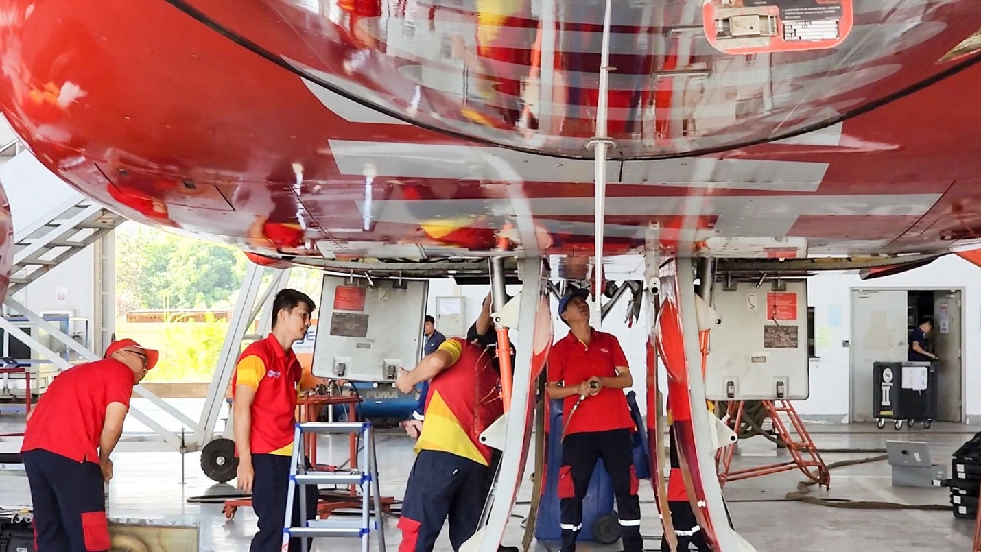 Employees are seen working at an aircraft maintenance hangar co-operated by Vietjet and Lao Airlines at Wattay International Airport in Vientiane. Photo: Tuoi Tre