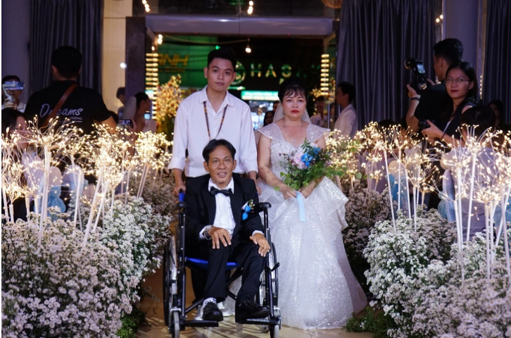 Tears of joy shed as Ho Chi Minh City university students hold wedding ceremony for disabled couples