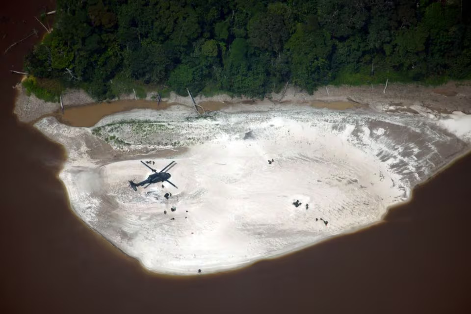 A Colombian Air Force helicopter flies over an illegal mining site for gold extraction during a joint operation between Colombian and Brazilian authorities in the Amazon jungles, Colombia December 3, 2023. Photo: Reuters