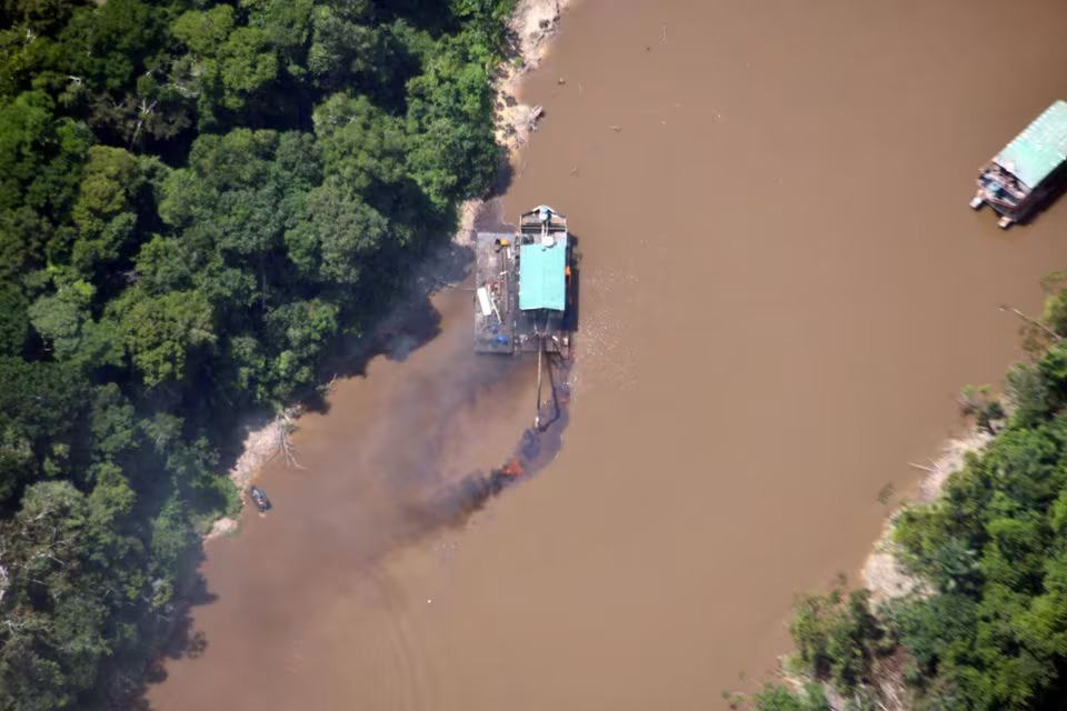 A dredge used for illegal gold extraction is seen during a joint operation between Colombian and Brazilian authorities in the Amazon jungles, Colombia December 2, 2023. Photo: Reuters