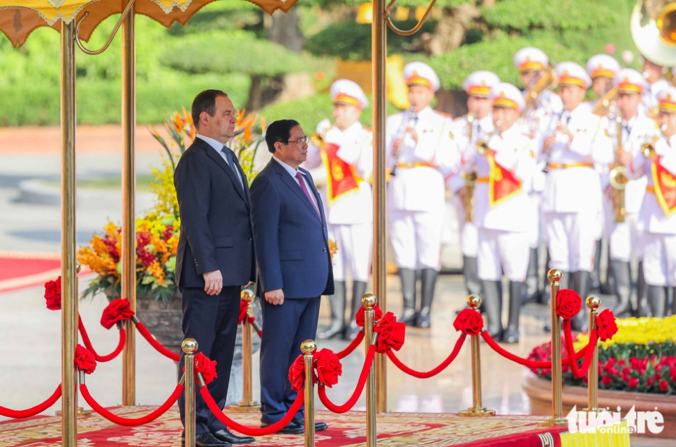 The two prime ministers of Vietnam and Belarus attend a welcome ceremony for the Belarusian leader. Photo: Nguyen Khanh / Tuoi Tre