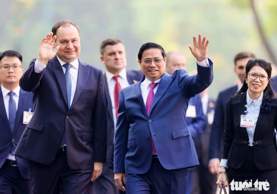 Vietnamese Prime Minister Pham Minh Chinh and his Belarusian counterpart Roman Golovchenk (L) are pictured walking in the Presidential Palace. Photo: Nguyen Khanh / Tuoi Tre
