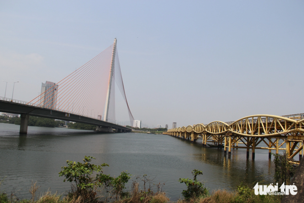 Nguyen Van Troi Bridge (right) near Tran Thi Ly Bridge, one of the iconic bridges in Da Nang City. Photo: Truong Trung / Tuoi Tre