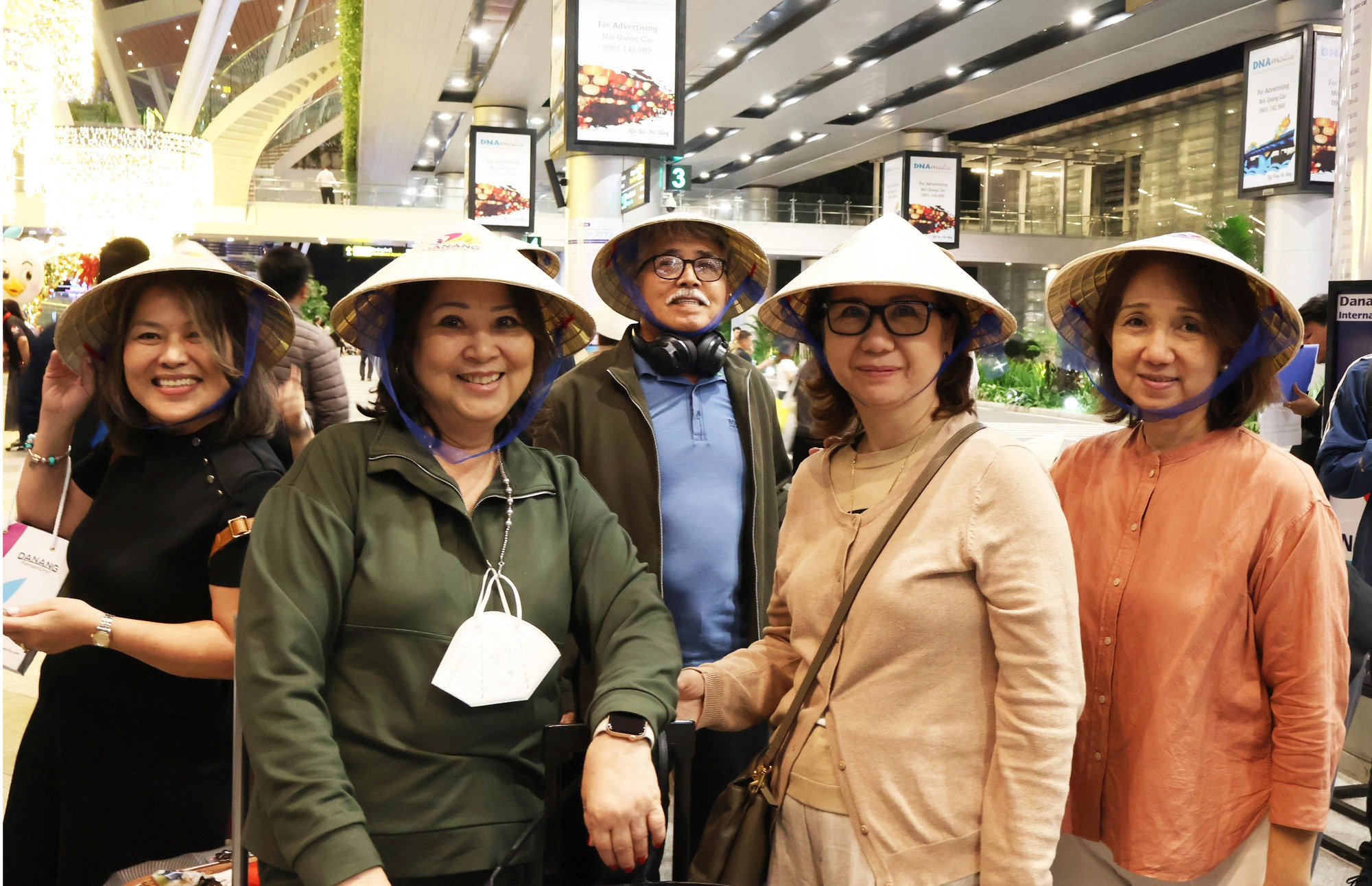 Filipino passengers pose for a group photo upon their arrival at Da Nang International Airport, Da Nang City, central Vietnam, December 7, 2023. Photo: Le Trung / Tuoi Tre