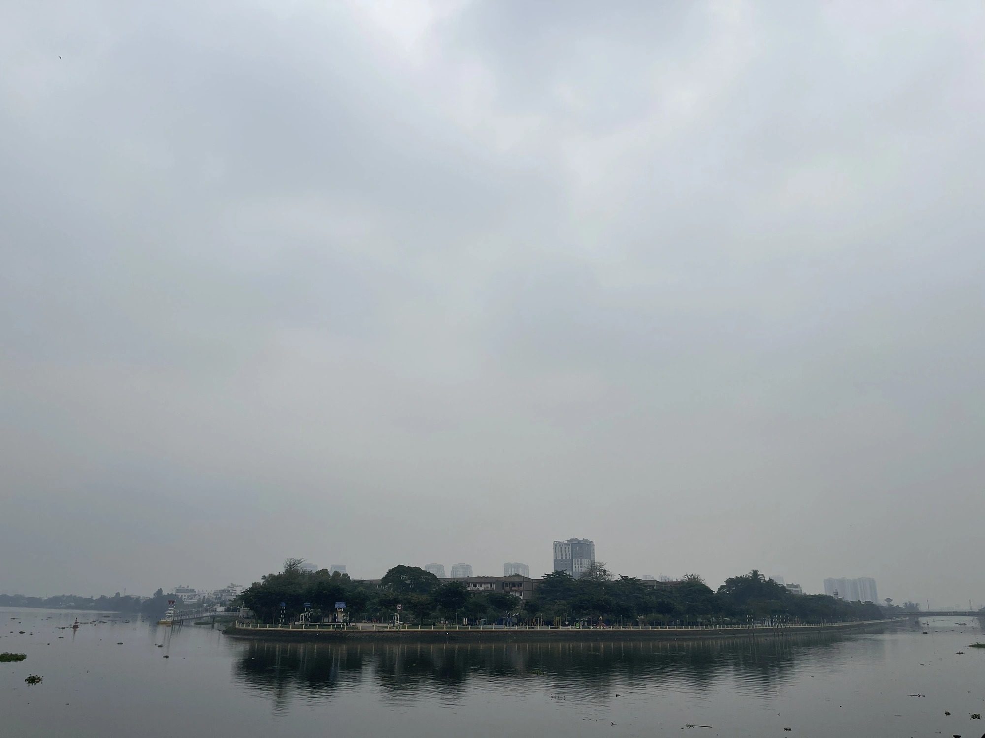 The entire Ho Chi Minh City was wrapped in a thick layer of smog, along with poor visibility and weak sunshine on December 8, 2023. Photo: Le Phan / Tuoi Tre