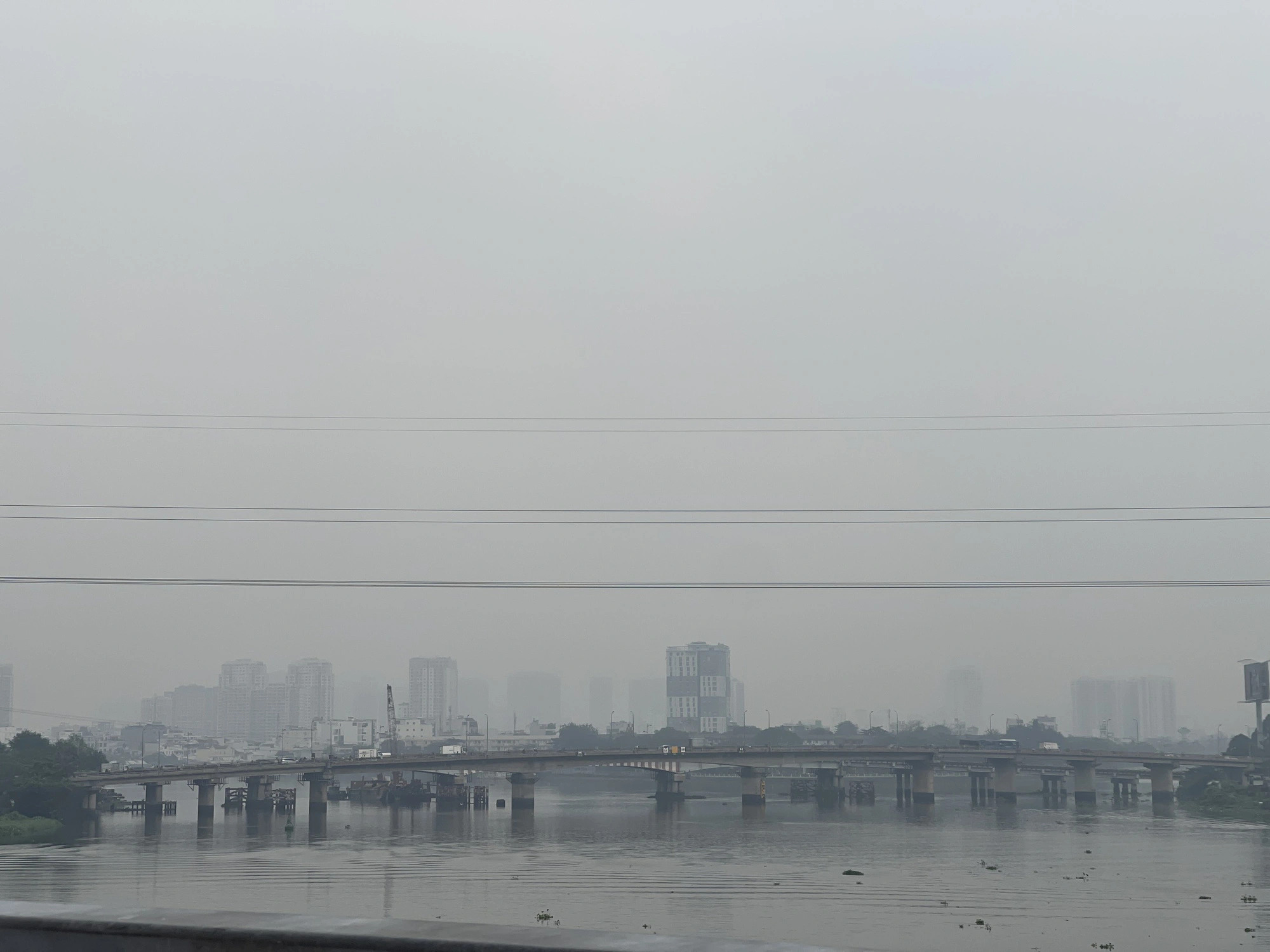 This layer of smog is a combination of fog, smoke particles and dust that is not good for public health. Photo: Le Phan / Tuoi Tre