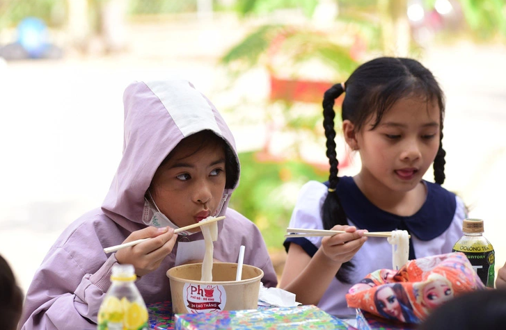 Steam and joy this weekend: 'Pho' to warm little souls in Vietnam's highlands