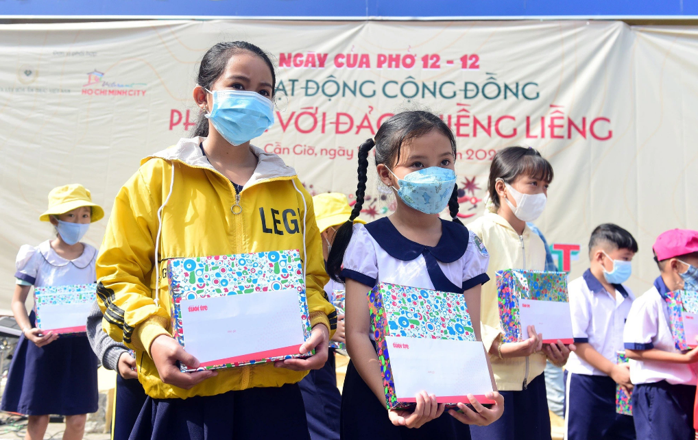 Privileged students in  Thieng Lieng Island Hamlet in Can Gio District, Ho Chi Minh City presented scholarships at an event on the ‘Day of Pho.’ Photo: Duyen Phan / Tuoi Tre