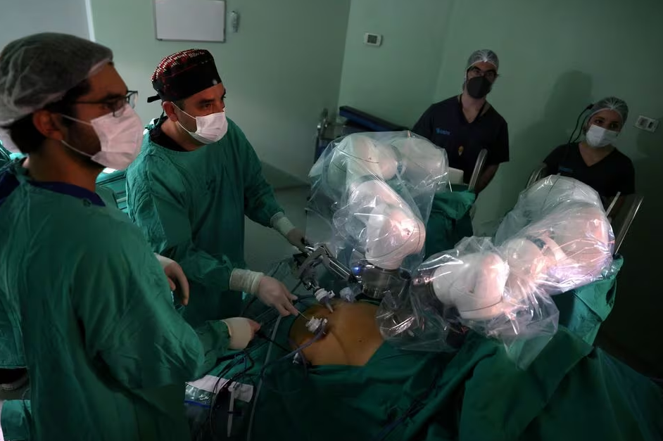 Surgeons use magnetic surgical robot arms, new technology instruments that work with magnetic fields, during an operation at a public hospital, in Santiago, Chile, December 4, 2023. Photo: Reuters