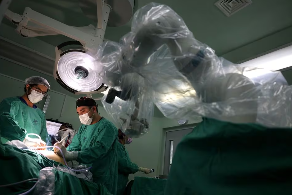 A view of a magnetic surgical robot arm, new technology instrument that works with magnetic fields, during an operation at a public hospital, in Santiago, Chile, December 4, 2023. Photo: Reuters