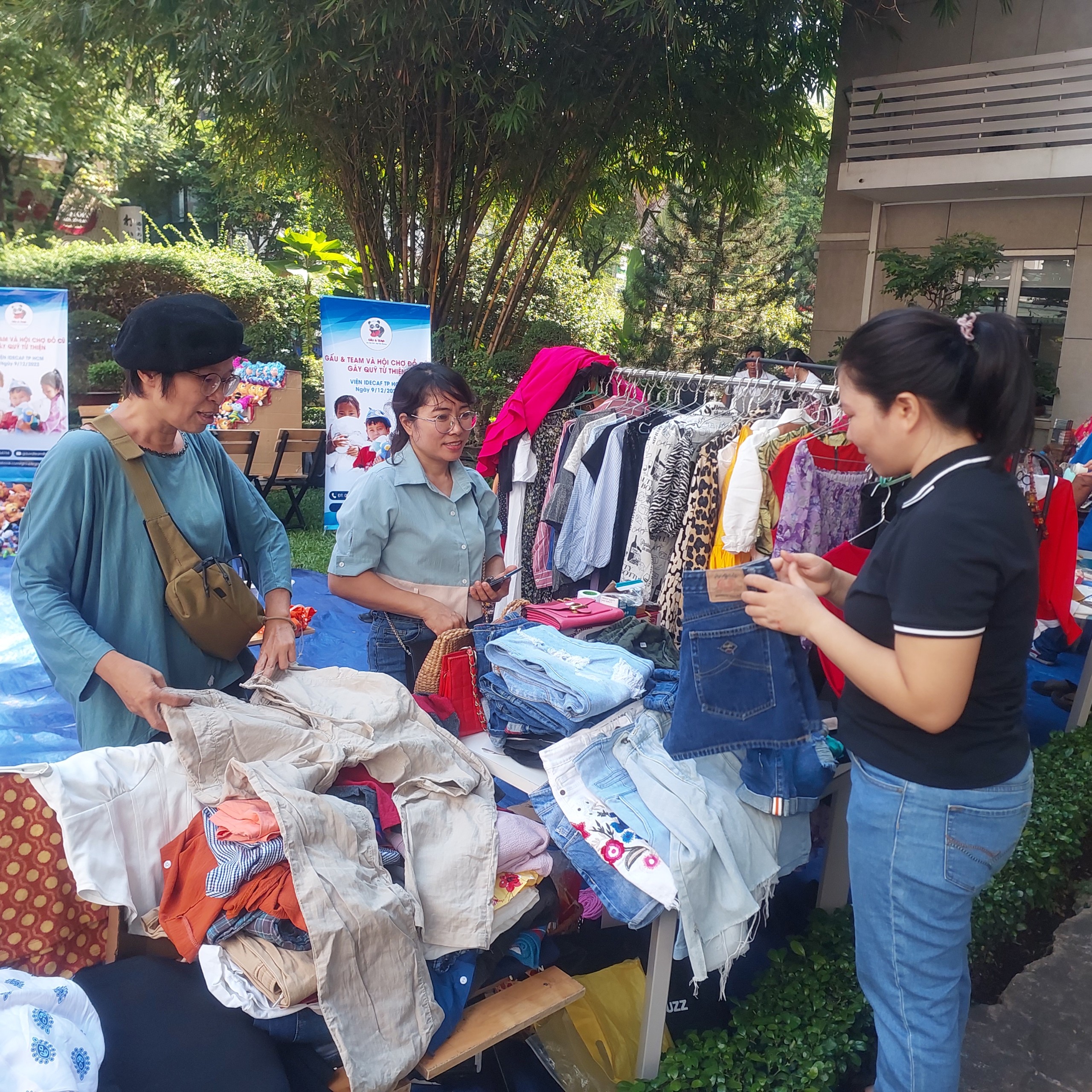 Customers visit and shop at a handmade goods stall. Photo: Minh Chau / Tuoi Tre News