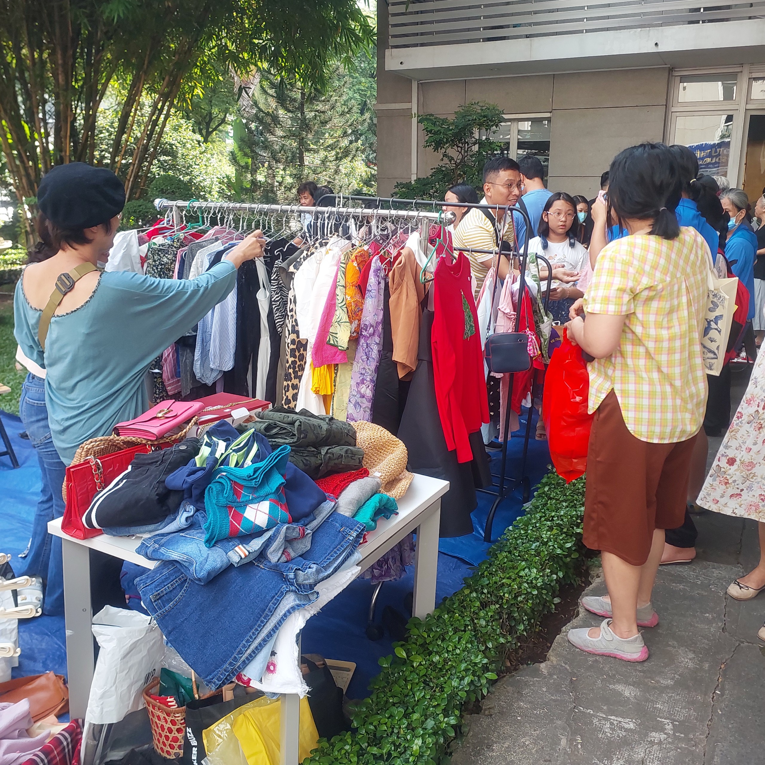 Items at the event are priced affordably, attracting numerous shoppers. Photo: Minh Chau / Tuoi Tre News