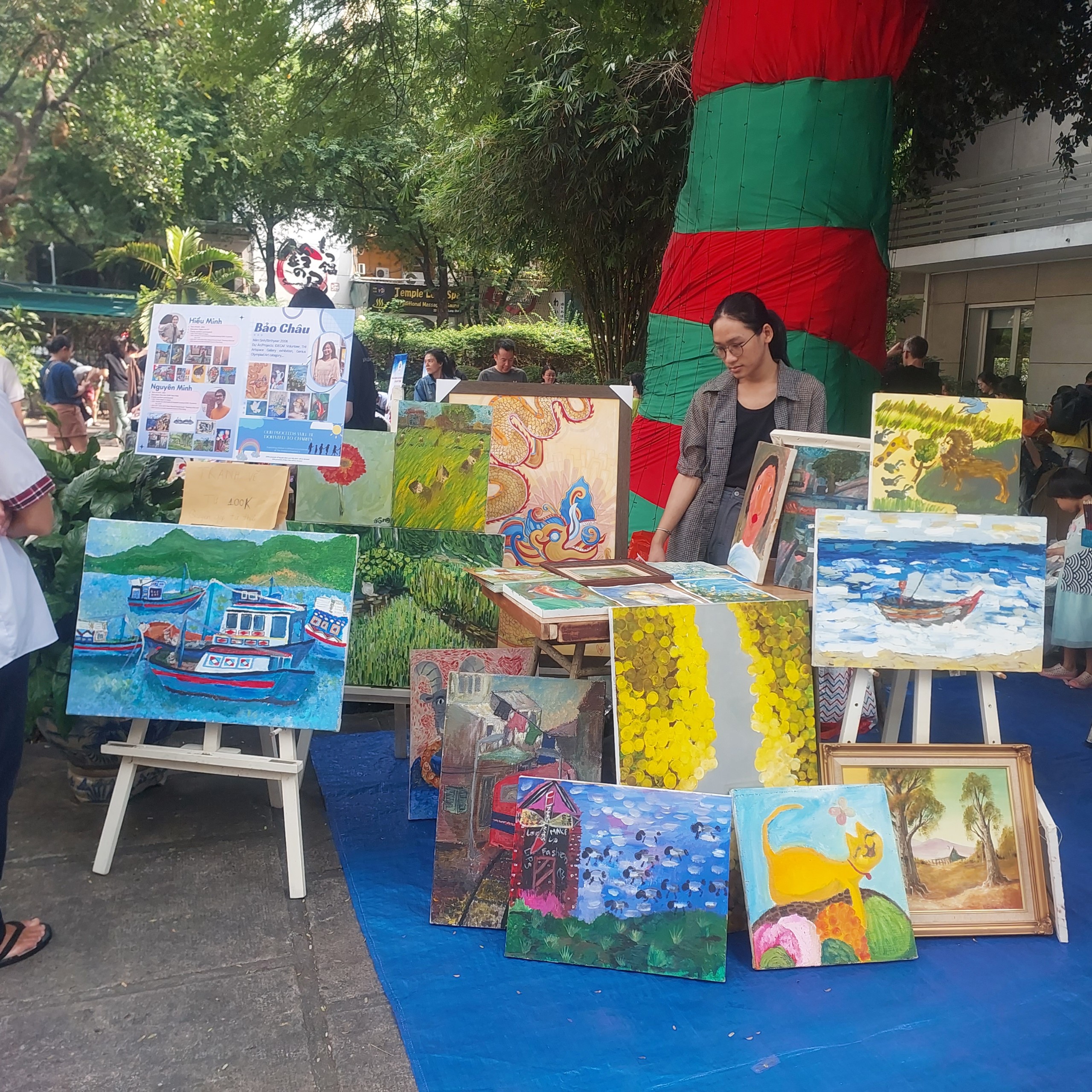 Dat, 26, the owner of the painting stall, said he had sold about four paintings. These paintings were drawn by university and high school students. Depending on the artist, 50-100 percent of profits will be donated to children at Children's Hospital 2. Photo: Minh Chau / Tuoi Tre News