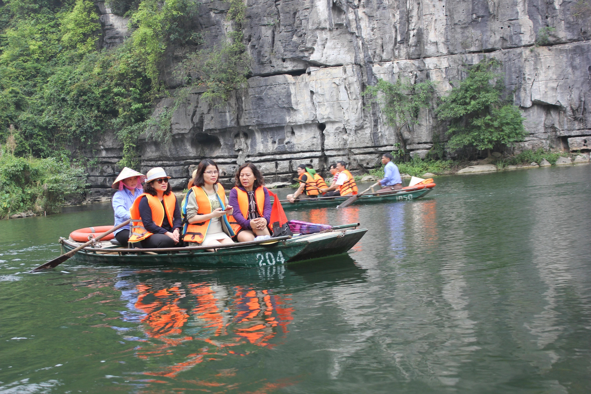 Tourists take a boat tour in Trang An Landscape Complex, Ninh Binh Province, northern Vietnam. Photo: T. Dieu / Tuoi Tre