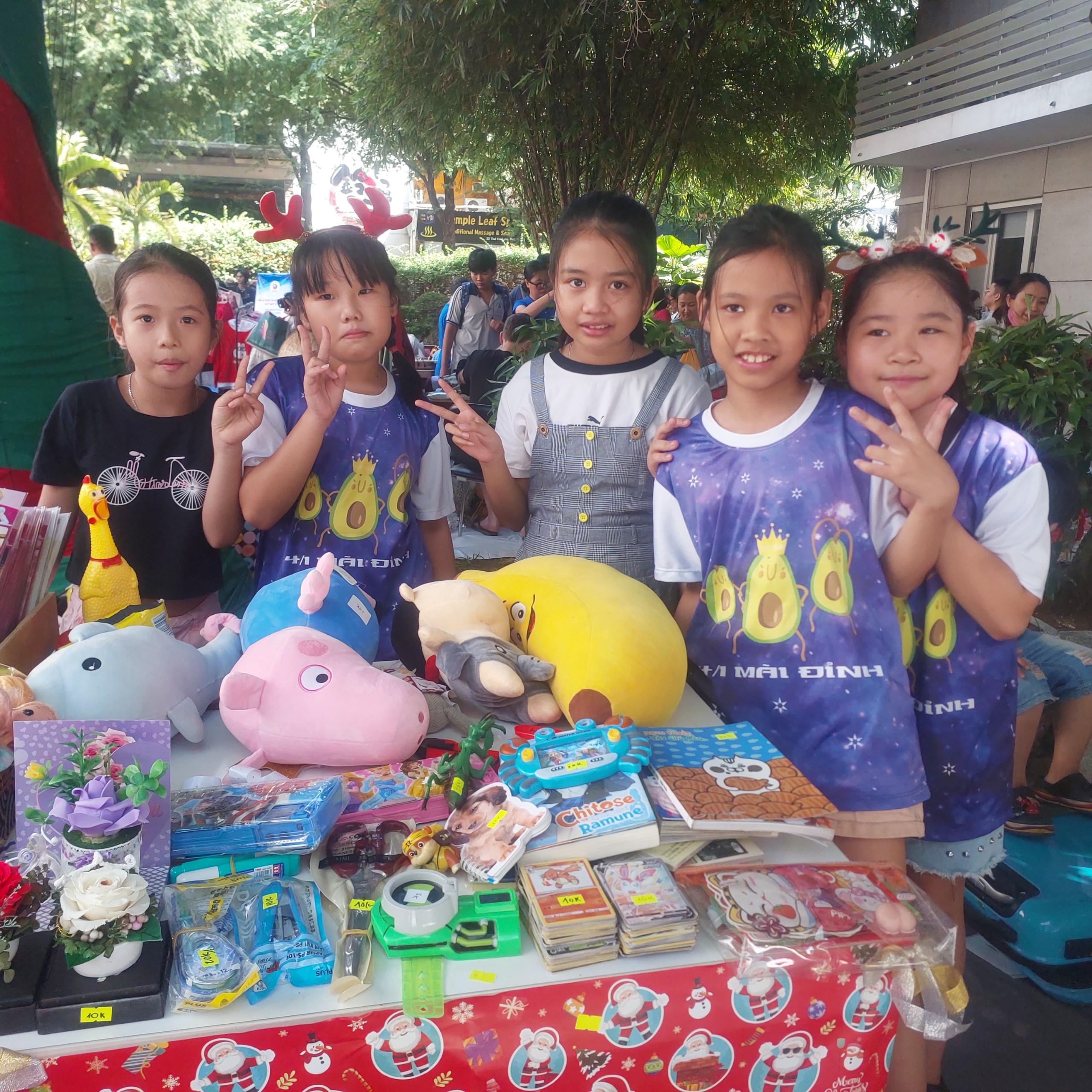Linh (right) and her classmates come to the fair to help her mom. Photo: Minh Chau / Tuoi Tre News