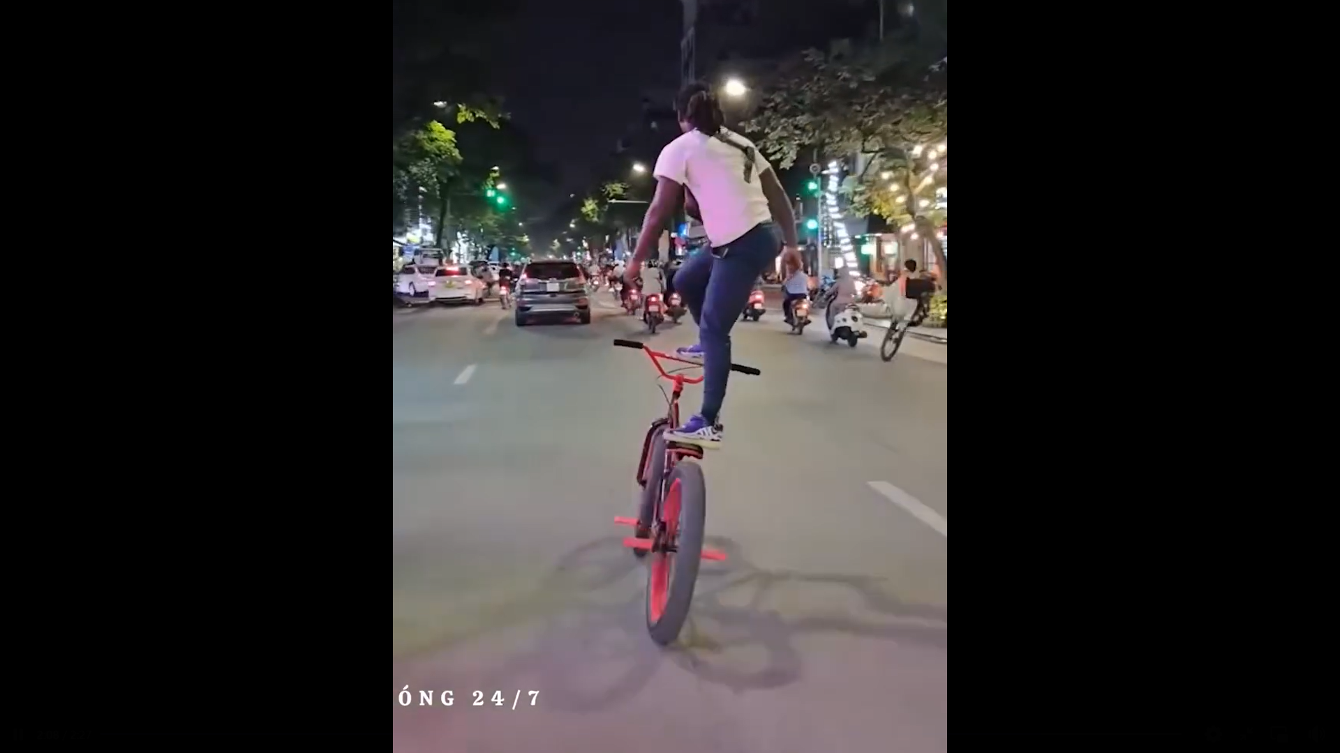 Video of foreigners performing bike stunts in Hanoi catches netizens’ attention