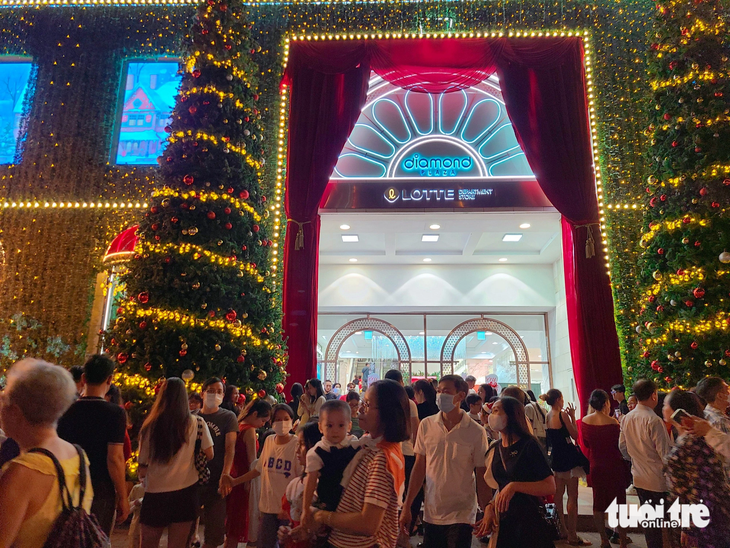 Visitors crowd the front of Diamond Plaza in District 1, Ho Chi Minh City at dusk on December 10, 2023. Photo: Nhat Xuan / Tuoi Tre